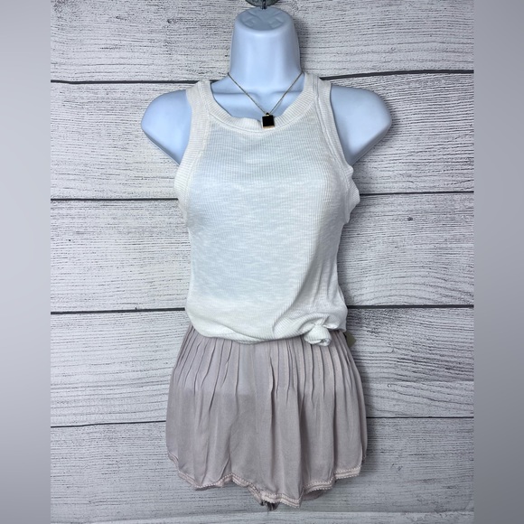 POL Pleated Distressed Flowy Side Zip Casual Shorts ๐ - Picture 2 of 13